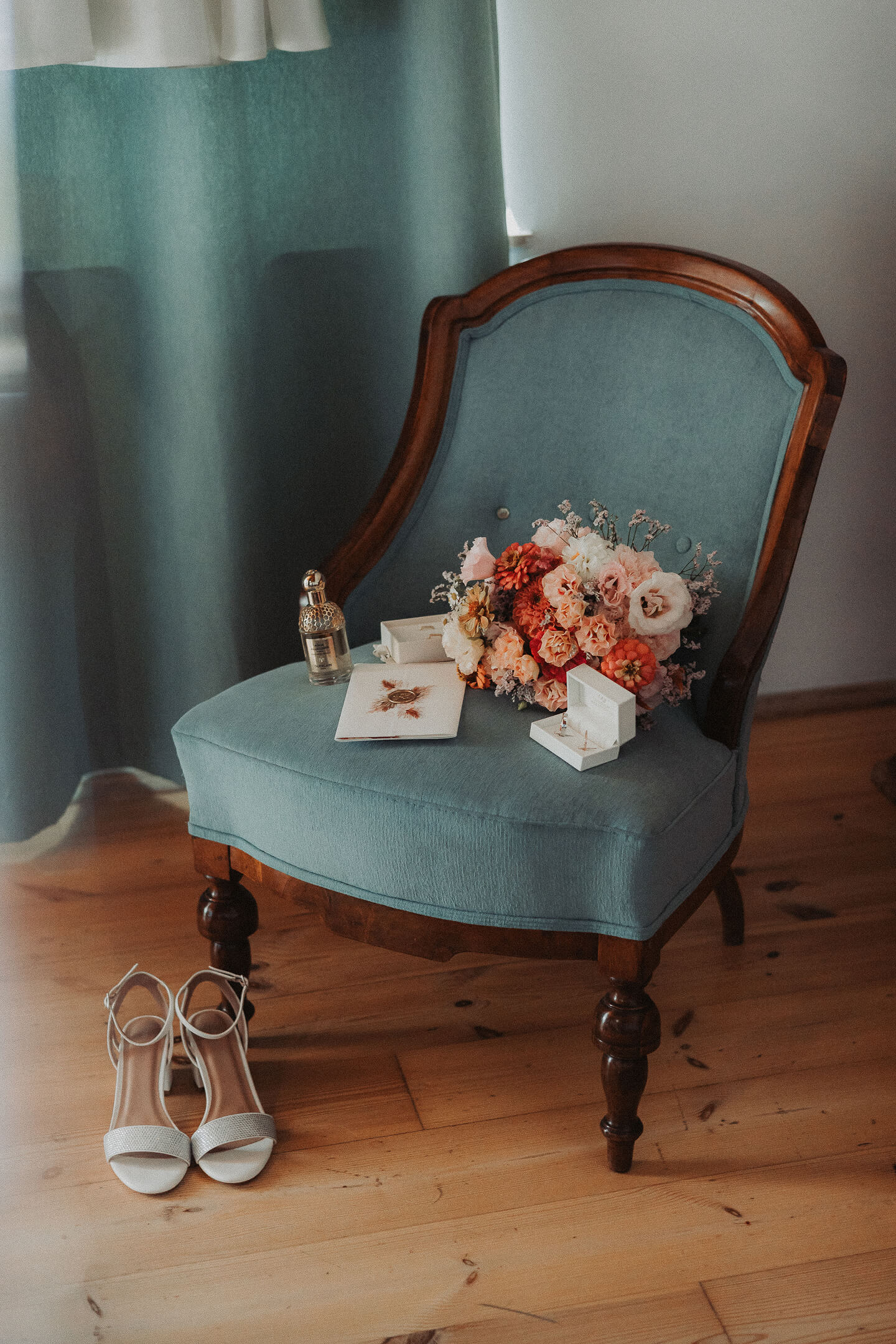 Egy elegáns vintage szék, rajta menyasszonyi kiegészítőkkel: csokor, cipő, ékszerek.